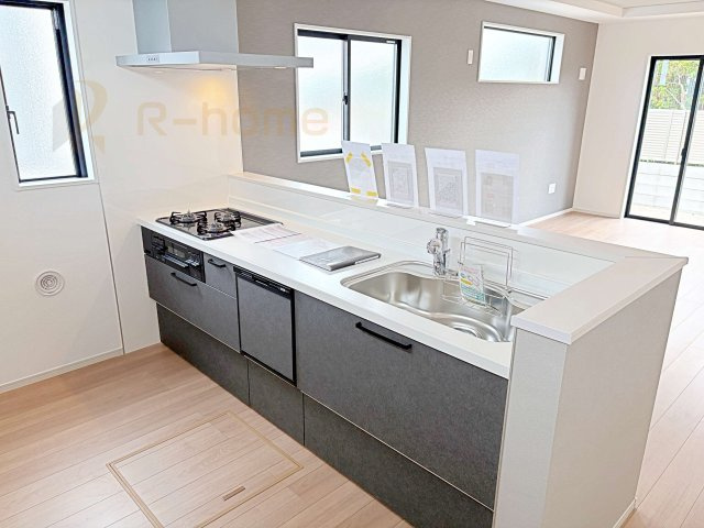 ひたちなか市市毛4期　新築戸建て　2号棟のキッチン|料理をしながら家族とコミュニケーションが取れる対面式システムキッチン。便利なビルトイン食洗機付き！