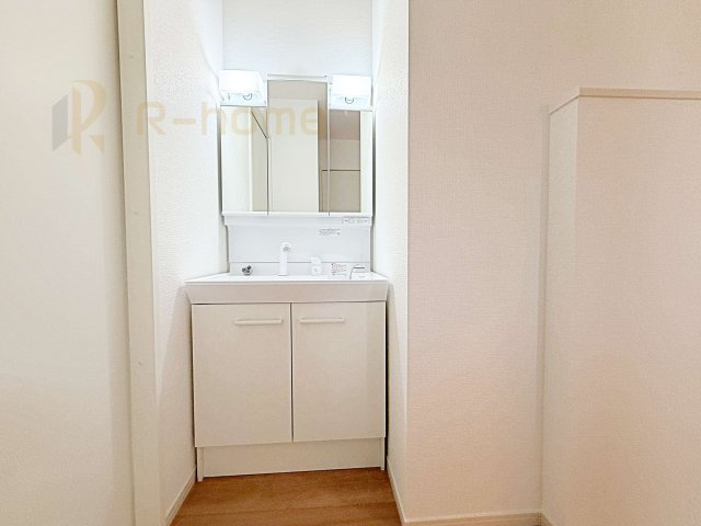 ひたちなか市市毛4期　新築戸建て　2号棟の洗面所|清潔感溢れる洗面台は嬉しい三面鏡付き。洗剤や歯ブラシなどもすっきり収納できます♪