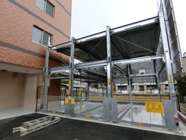 西田中ヒルズの駐車場