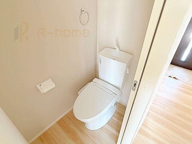 ひたちなか市市毛4期　新築戸建て　3号棟のトイレ|温水洗浄便座付きのトイレ。
トイレが２ヵ所設置で朝の忙しい時間でも安心です。