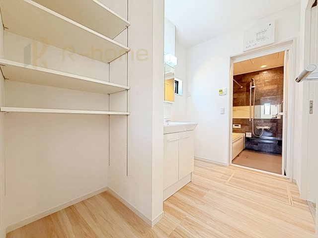 ひたちなか市市毛4期　新築戸建て　3号棟の洗面所|タオルなどの収納に便利なリネンスペース付き！