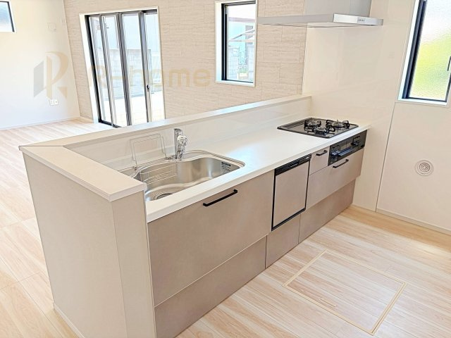 ひたちなか市市毛4期　新築戸建て　3号棟のキッチン|料理をしながら家族とコミュニケーションが取れる対面式システムキッチン。便利なビルトイン食洗機付き！