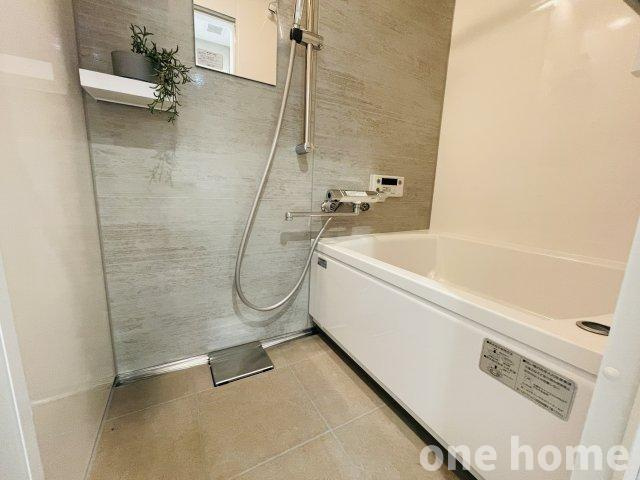 近鉄淀川リバーサイドの浴室|◆浴室はアクセントパネルが施され、落ち着いた雰囲気を演出♪
◆シャワーの高さが調整できるスライドバー付です！