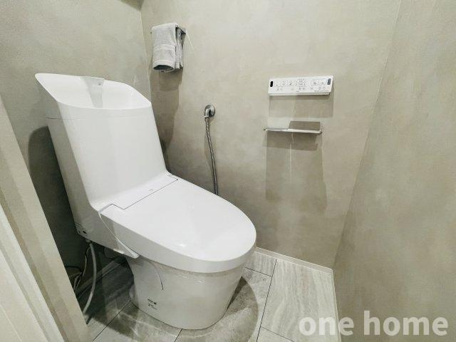 近鉄淀川リバーサイドのトイレ|◆スッキリとしたフォルムの温水洗浄便座付きトイレです！操作がしやすい壁掛けリモコンです♪
◆令和7年8月室内リフォーム完了！手直しなしでお住まいいただけます！