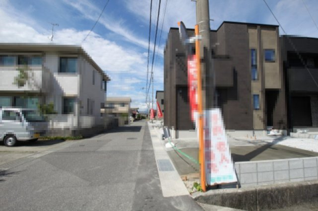 南国市大そねⅥ　2号棟　新築戸建（全5区画）の前面道路含む現地写真