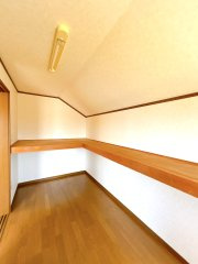 八戸市南白山台2丁目 Bの収納|2階ウォークインクローゼットの写真です。
