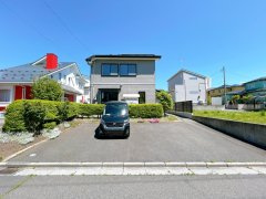 八戸市南白山台2丁目 Bの駐車場|駐車場は並列3台ゆったりと駐車できます。