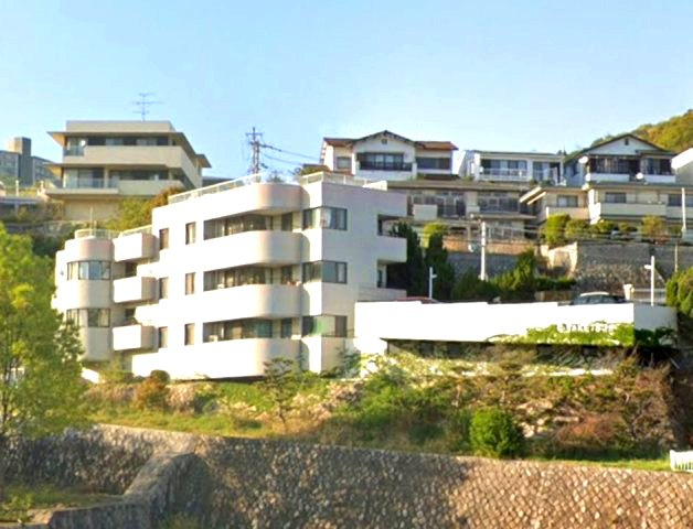パレロワイヤル岡本の外観|低層の一戸建てを中心とした街並みが整然と続き、周辺は高い建物が建っていないので、採光や開放性に恵まれ、空が広く緑の多い閑静な趣を感じる環境です。
