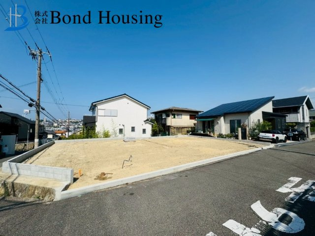 LDK20帖以上で開放感あり　美山台1期　新築2区画　2号棟の前面道路含む現地写真