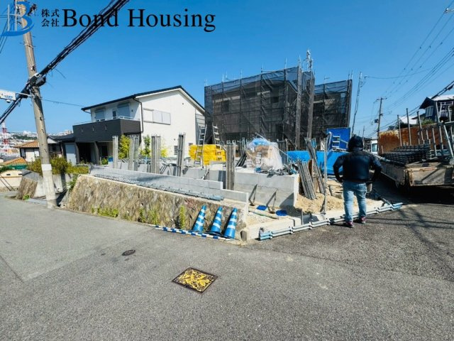 LDK20帖以上で開放感あり　美山台1期　新築2区画　2号棟の前面道路含む現地写真