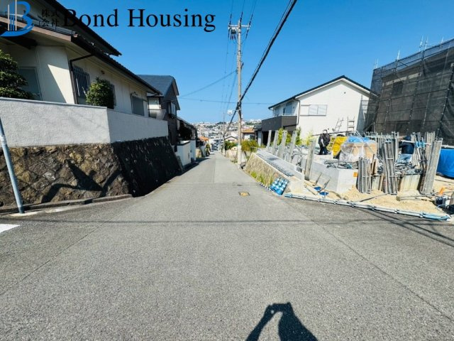 LDK20帖以上で開放感あり　美山台1期　新築2区画　2号棟の前面道路含む現地写真