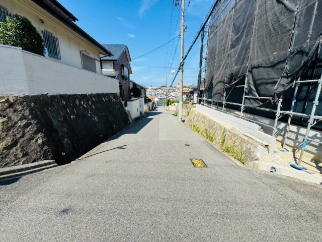 LDK20帖以上で開放感あり　美山台1期　新築2区画　2号棟の前面道路含む現地写真
