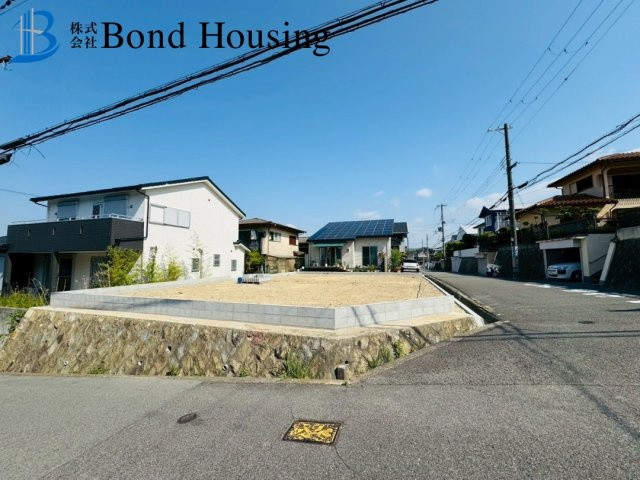 LDK20帖以上で開放感あり　美山台1期　新築2区画　2号棟の前面道路含む現地写真