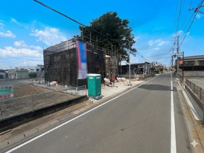 【前面道路含む現地写真】 | 下妻市下妻丁第4　2号棟 | 前面道路が広いから日当たりも良好で、お車の入出庫がスムーズです♪
