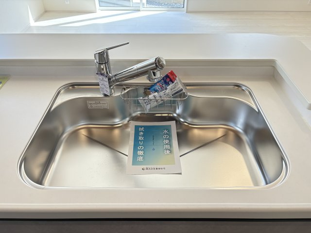 ブルーミングガーデン 北九州市若松区小糸町のキッチン|毎日の暮らしを快適にする、浄水器一体型の便利な水栓付き