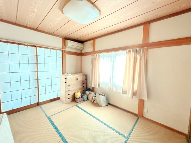 いわき市四倉町上仁井田 中古住宅 陽当たり良好 4LDK 不動産プラスの和室|1階和室です。荷物撤去とハウスクリーニングを行います。南向きで陽当たりがいいので、ゴロンと横になりたいときには嬉しい空間です。