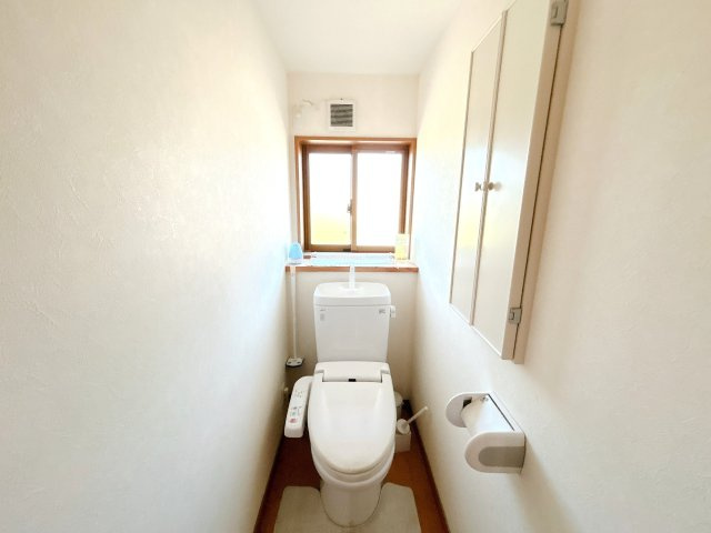 いわき市四倉町上仁井田 中古住宅 陽当たり良好 4LDK 不動産プラスのトイレ|1階トイレです。荷物撤去とハウスクリーニングを行います。トイレ脇には棚がありますのでトイレットペーパーや小物を置くことができるので重宝します。