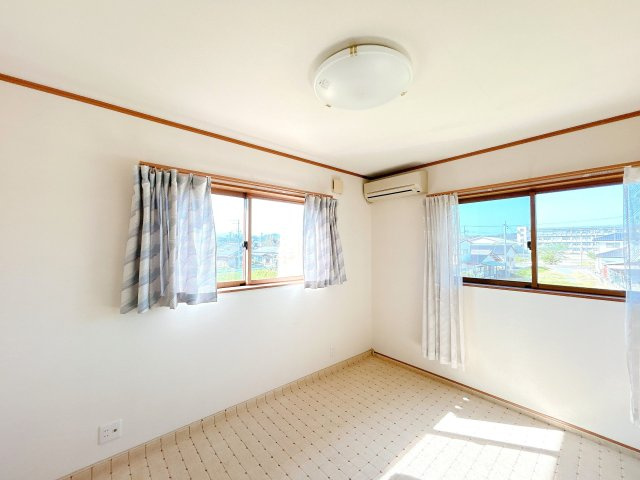 いわき市四倉町上仁井田 中古住宅 陽当たり良好 4LDK 不動産プラスの洋室|2階洋室です。荷物撤去とハウスクリーニングを行います。室内には２面の窓があり明るく広々とした印象のお部屋。