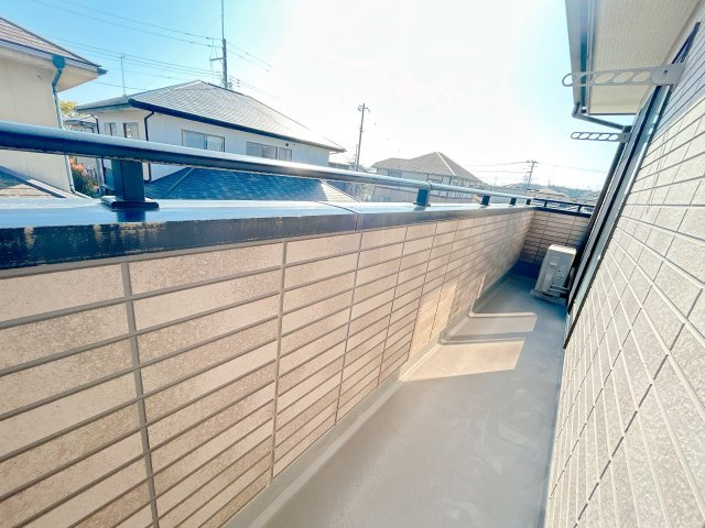 いわき市四倉町上仁井田 中古住宅 陽当たり良好 4LDK 不動産プラスのバルコニー|ベランダです。ハウスクリーニングを行います。家族のお布団はこちらでも干せます。お日さまの香りがふんわり香るフカフカのお布団なら疲れた体も「ポカポカ」温まりゆっくり休めますね。