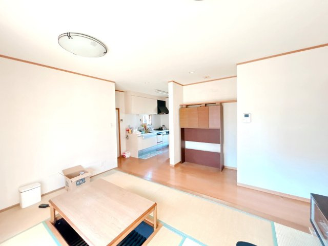 いわき市四倉町上仁井田 中古住宅 陽当たり良好 4LDK 不動産プラスの居間・リビング|リビング別角度です。荷物撤去とハウスクリーニングを行います。開放感たっぷりのリビングなら憧れの大型テレビも配置できます。