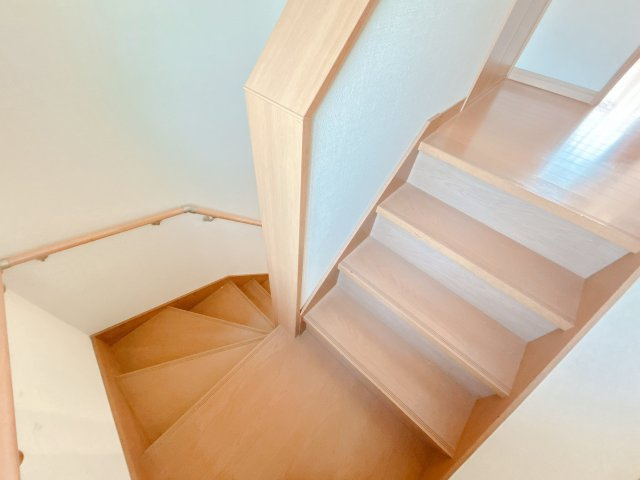 いわき市四倉町上仁井田 中古住宅 陽当たり良好 4LDK 不動産プラスの内装|階段です。ハウスクリーニングを行います。手すりがついていますので階段の上り下りの際はご活用下さい。