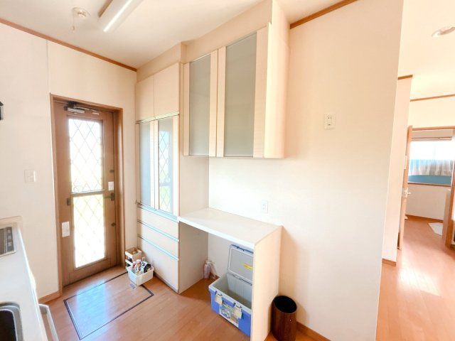 いわき市四倉町上仁井田 中古住宅 陽当たり良好 4LDK 不動産プラスのキッチン|キッチン収納です。荷物撤去とハウスクリーニングを行います。これだけの収納スペースがあれば調理器具から調味料までキレイにスッキリとまとめられます。