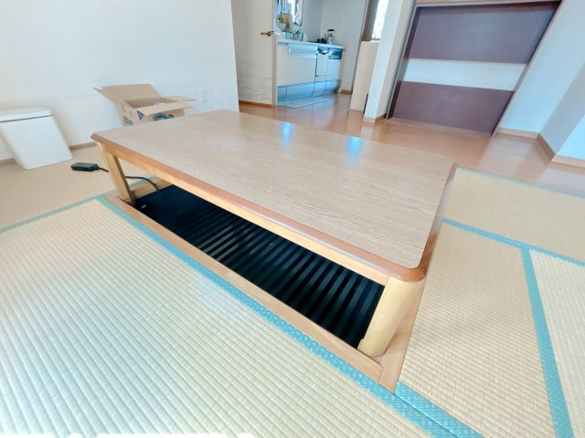 いわき市四倉町上仁井田 中古住宅 陽当たり良好 4LDK 不動産プラスの居間・リビング|掘りごたつです。ハウスクリーニングを行います。座椅子を置いてのんびり読書はいかがですか。
