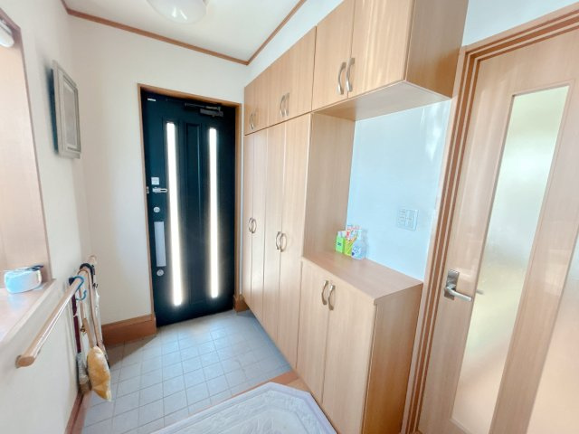 いわき市四倉町上仁井田 中古住宅 陽当たり良好 4LDK 不動産プラスの玄関|玄関内観のシューズボックスです。ハウスクリーニングを行います。大きなシューズボックスがあればご家族みんなの靴もスッキリ片付きますね。