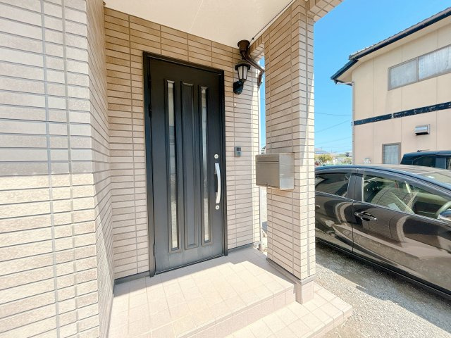 いわき市四倉町上仁井田 中古住宅 陽当たり良好 4LDK 不動産プラスの玄関|玄関外です。玄関鍵交換とクリーニングを行います。「いってきます」「ただいま」繰り返す日々が家族の歴史になっていきますね。