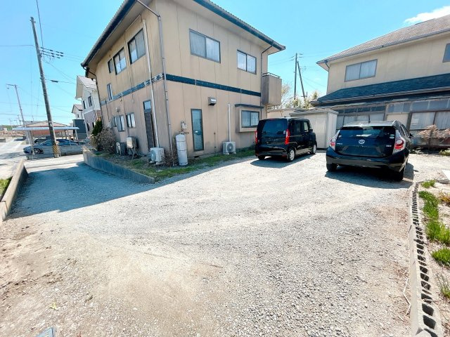 いわき市四倉町上仁井田 中古住宅 陽当たり良好 4LDK 不動産プラスの駐車場|駐車場です。駐車場は４台駐車することが出来ます。親戚の方やご友人が遊びに来ても安心して駐車することが出来ますね。