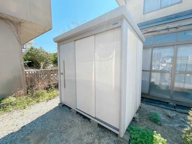 いわき市四倉町上仁井田 中古住宅 陽当たり良好 4LDK 不動産プラスのその他|物置です。大きな物置が備え付けられているので、冬用タイヤやアウトドアグッズの収納も楽ちんですね。