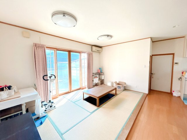 いわき市四倉町上仁井田 中古住宅 陽当たり良好 4LDK 不動産プラスの居間・リビング|リビングです。荷物撤去とハウスクリーニングを行います。大きな窓があるので、明るく過ごしやすい空間になっています。
