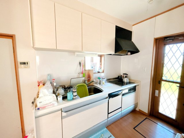 いわき市四倉町上仁井田 中古住宅 陽当たり良好 4LDK 不動産プラスのキッチン|キッチンです。荷物撤去とハウスクリーニングを行います。幅広システムキッチンはお子様とも一緒にお料理できる楽しみが生まれます。