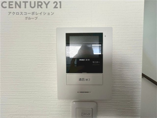 訪問者が来たときにテレビ画面で確認できるため、安心してドアを開けられます。録画機能があるものもあり、留守中に来訪者を記録しておくことができます。利便性が高く、セキュリティ面でも安心です。