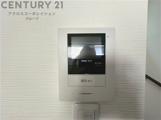 訪問者が来たときにテレビ画面で確認できるため、安心してドアを開けられます。録画機能があるものもあり、留守中に来訪者を記録しておくことができます。利便性が高く、セキュリティ面でも安心です。