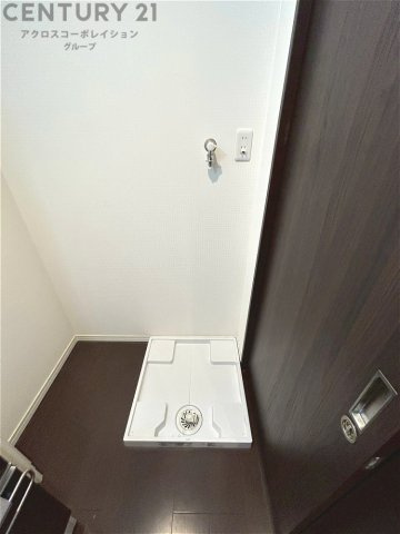洗濯物の仕分け作業がしやすく、整理整頓が容易になります。洗濯音や湿気を他の部屋に持ち込まず、生活環境を快適に保ちます。上部を活用すれば収納スペースを確保でき洗剤や洗濯用品の整理もしやすくなります。