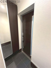 大きな玄関収納付きの玄関です　家族皆様の履物をしっかり収納できます　姿見付きでお出かけ前の身だしなみチェックに便利です