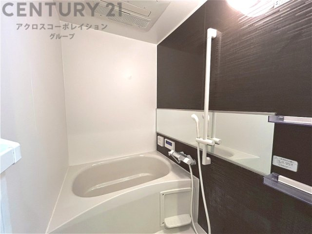 ユニットバスは省スペースでありながら、シンプルな設計と使いやすさを備え、簡便なメンテナンスが可能です。またミラー・小物置き場もあり便利です。