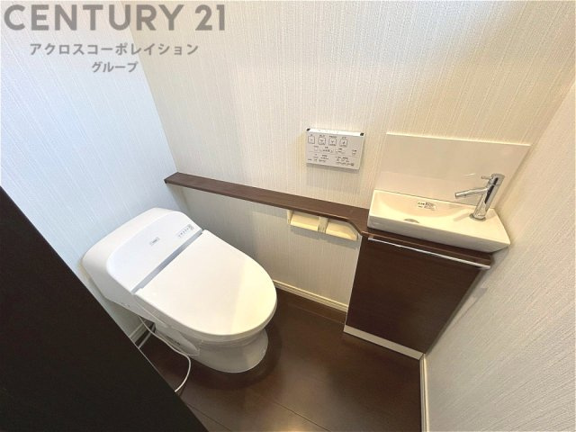 温水洗浄便座付トイレは温水洗浄機能により、暖かい水でおしりを洗浄することができ、冷たい水を使う従来の便座に比べ、温水洗浄機能で暖かいトイレを提供し、快適な使用を可能にします。