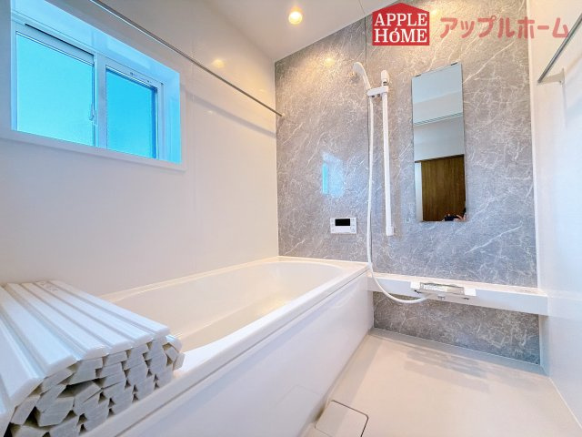 [新築住宅] 深谷市上野台 第59期 全3棟の浴室|窓付きのバスルームは、採光もあり明るく気持ちの良い空間です。窓があることで、換気環境も良好。掃除もスムーズに出来ます♪