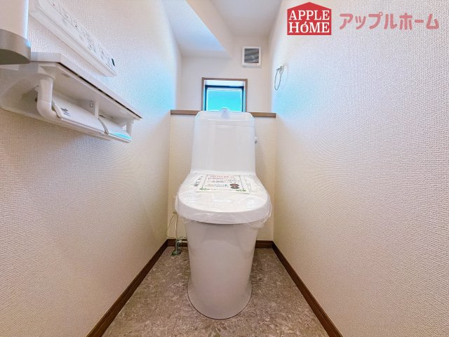 [新築住宅] 深谷市上野台 第59期 全3棟のトイレ|白を基調とした清潔感のある明るい空間。温水洗浄便座付きで、毎日快適・清潔に使用できます。操作しやすい壁面リモコンを採用しています。