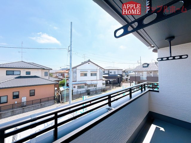 [新築住宅] 深谷市上野台 第59期 全3棟のバルコニー|家族分の洗濯物もしっかり干せます。日当たりも良く、毎日のお洗濯が楽しくなりそう♪お布団は手軽に干せていつもポカポカに☆