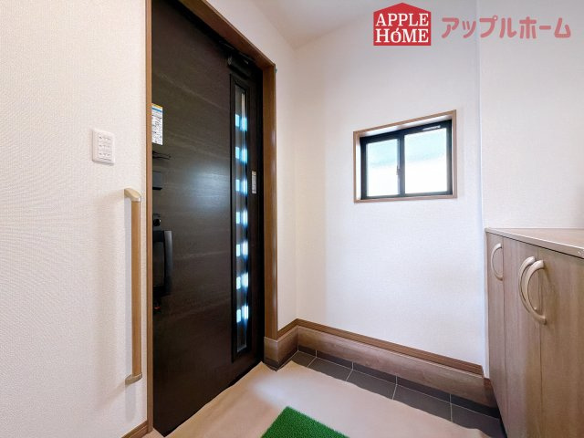 [新築住宅] 深谷市上野台 第59期 全3棟の玄関|ご家族皆様の靴やお手入れ用品を収納できる収納棚を設置！お家に出会う人々を迎える玄関だからこそ、常に整理整頓しておきたいですね♪
