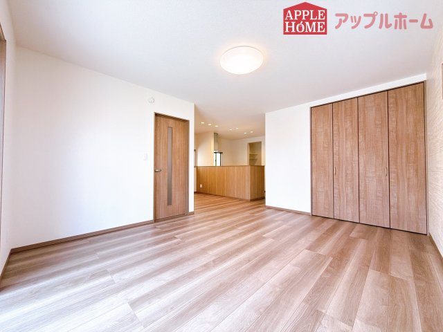 [新築住宅] 深谷市上野台 第59期 全3棟の居間・リビング|広々リビング×対面キッチンで家族の会話も弾みます♪家族団らんの秘訣は間取りにあり☆夢のマイホームを一緒に叶えましょう！