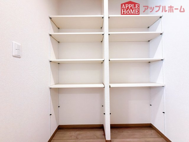 [新築住宅] 深谷市上野台 第59期 全3棟の収納|キッチンの後ろにパントリーあります♪