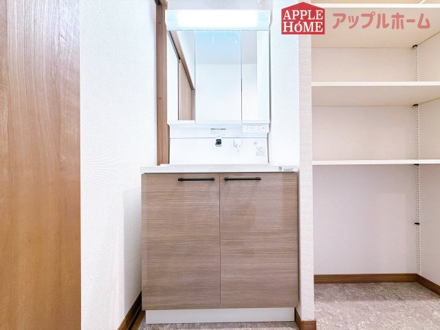 [新築住宅] 深谷市上野台 第59期 全3棟の洗面所|三面鏡付きの洗面化粧台ですので、たっぷりと収納いただけます。白を基調とした清潔感のある快適空間です。毎日の身支度も気持ち良くお使い頂けます！！