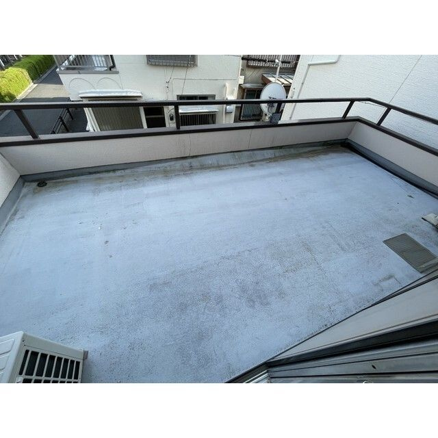 新町１丁目貸家のバルコニー