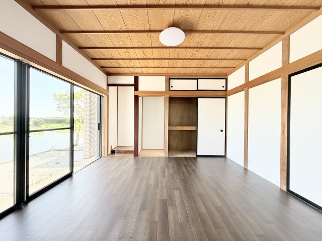 磐田市 中野の居間・リビング|リビングと繋がる洋室。ほっと心が安らぐ場所になります。
