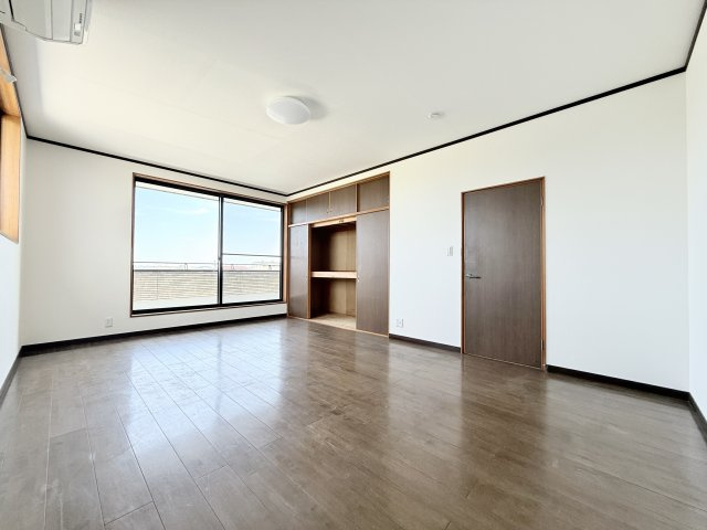 磐田市 中野の洋室|12畳の主寝室はダブルベッドを置いてもゆとりの広さです！