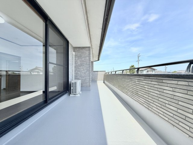 磐田市 中野のバルコニー|日当たりの良いワイドバルコニーです。
